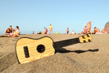 Travel bass guitars